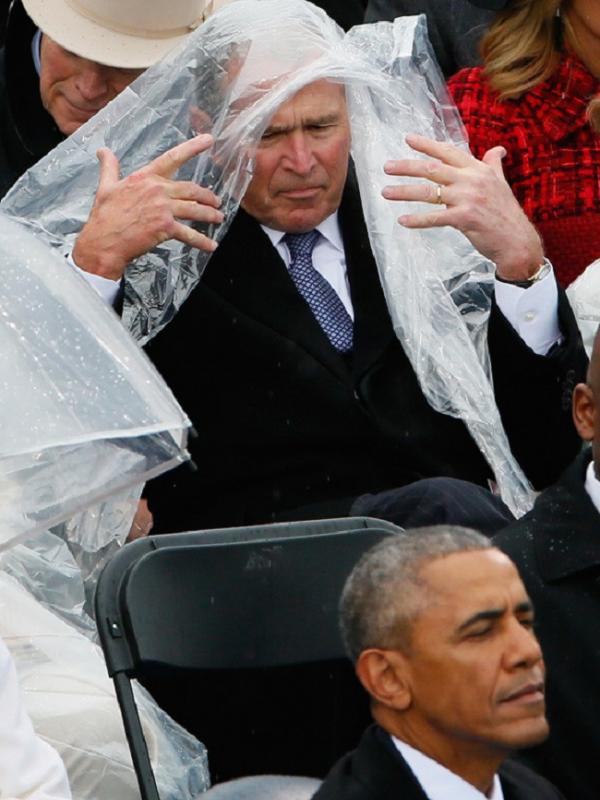 George Bush Sibuk dengan Jas Hujan di Pelantikan Donald Trump (Foto: Harpersbazaar.com)