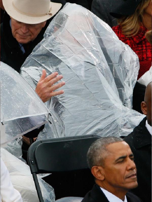 George Bush Sibuk dengan Jas Hujan di Pelantikan Donald Trump (Foto: Harpersbazaar.com)