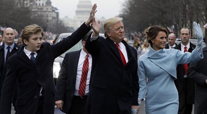 Saat sang suami tengah mengucap sumpah jabatannya, Melania pun berada di sisinya. Selain itu, bersama Trump ia melakukan parade menemui warga Amerika. (doc.dailymail.com)