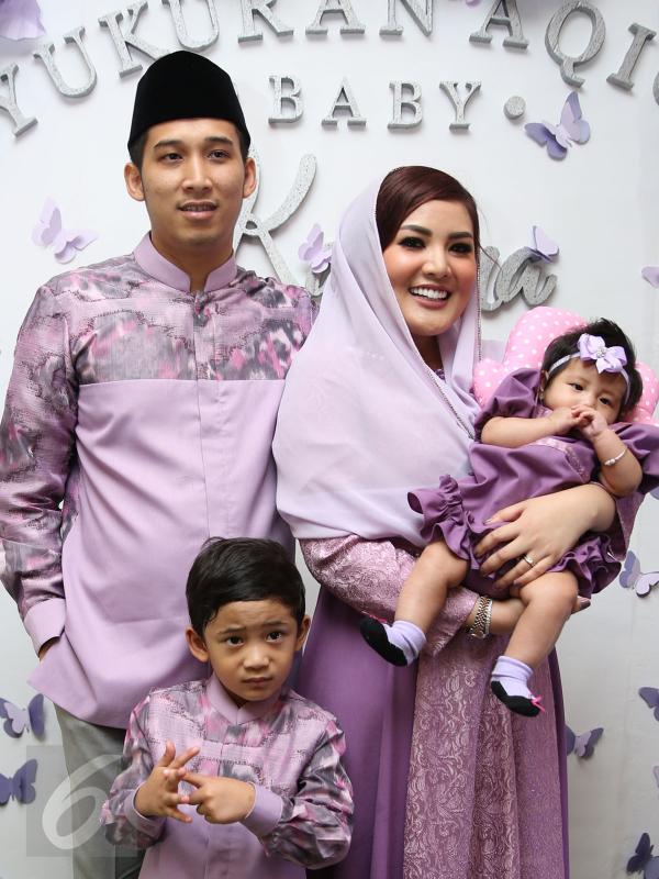 Penyanyi Nindy Ayunda dan Suaminya, Askara Parasady foto bersama dengan anak pertama dan keduanya saat syukuran aqiqah anak ke-2 nya, Kanara di Jakarta, Sabtu (21/1). (Liputan6.com/Herman Zakharia)