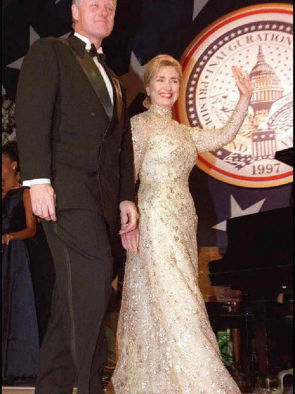 Hillary Clinton dan Bill Clinton saat inagurasi 1997 (Foto: Elle.com)