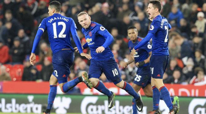 Kapten Manchester United, Wayne Rooney (tengah) merayakan golnya ke gawang Stoke City pada lanjutan Premier League di Bet365 Stadium, Stoke-on-Trent, (21/1/2017). Setan Merah bermain Imbang 1-1. (AFP/Lindsey Parnaby)