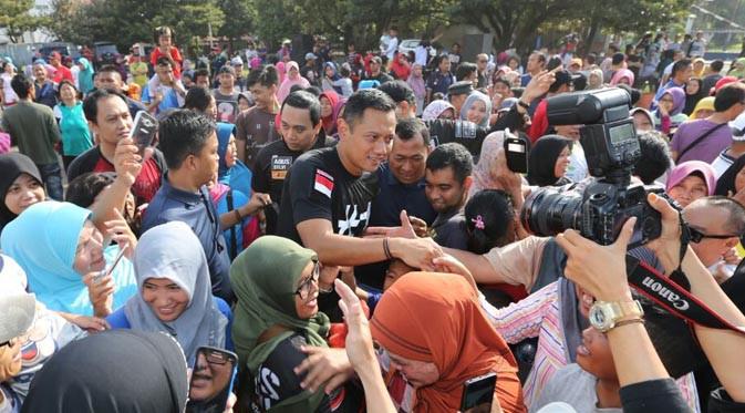 Kedatangan Agus Harimurti Yudhoyono (AHY) di Lapangan Senam Kawasan Cibubur Junction, langsung di serbu warga Cibubur yang tengah melakukan aktivitas di hari Minggu (22/1) pagi.