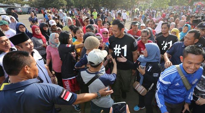Agus Harimurti Yudhoyono (AHY) menyapa warga Cibubur yang tengah melakukan aktivitas di Lapangan Senam Kawasan Cibubur Junction, Minggu (22/1) pagi.
