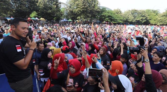 Agus Harimurti Yudhoyono (AHY) menyapa warga Cibubur di SOS Taruna, Lapangan Senam Kawasan Cibubur Junction, Jakarta Timur.