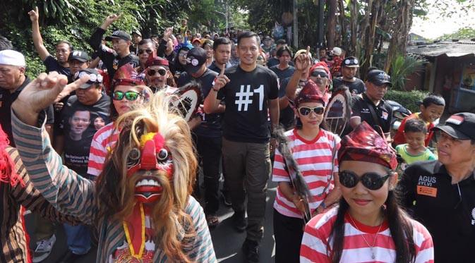 Agus Harimurti Yudhoyono (AHY) bersama tim relawan mengungjungi warga di kawasan Cibubur Junction, Jakarta Timur, Minggu (22/1) pagi.