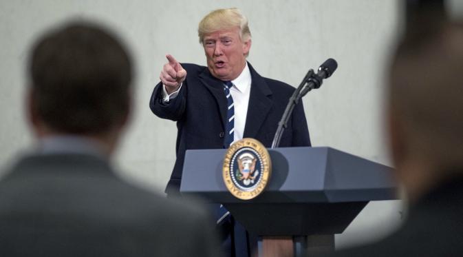 Presiden Donald Trump ketika menyambangi markas besar CIA (Associated Press)