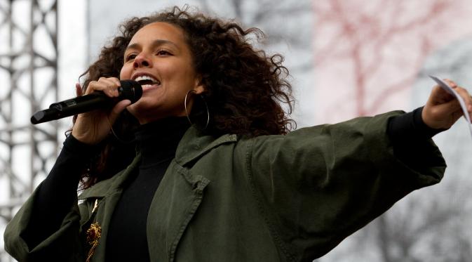 Alicia Keys menyampaikan pendapatannya saat mengikuti Women's March di Washington, AS (21/1). Aksi sosial ini terbuka bagi umum dan dilaksanakan pada pagi hari 21 Januari 2017 waktu Amerika Serikat. (AP Photo / Jose Luis Magana)