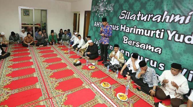Silaturahmi Agus Harimurti Yudhoyono (AHY) dengan pengurus wilayah Nahdlatul Ulama (PWNU) DKI Jakarta, Jumat (20/1) malam. 