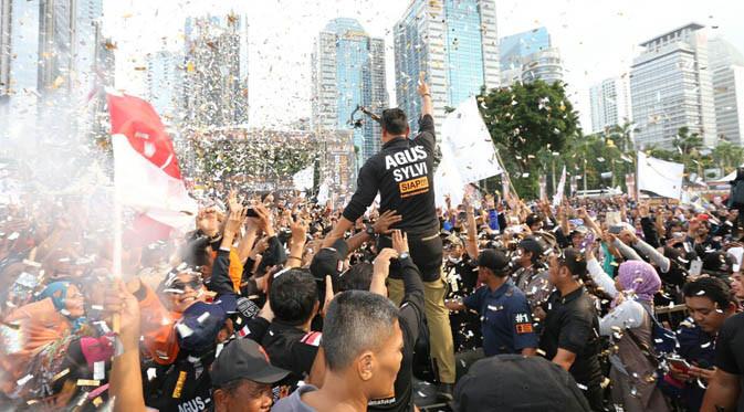 Calon gubernur DKI Jakarta nomor urut 1, Agus Harimurti Yudhoyono (AHY) disambut meriah oleh para relawan saat apale Siaga Jaga Agus-Sylvi.