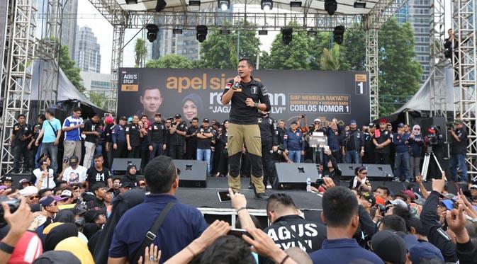 Agus Harimurti Yudhoyono (AHY) berorasi diharapan para relawan saat Apel Siaga Jaga Agus-Sylvi untuk Pilkada Jakarta 2017.