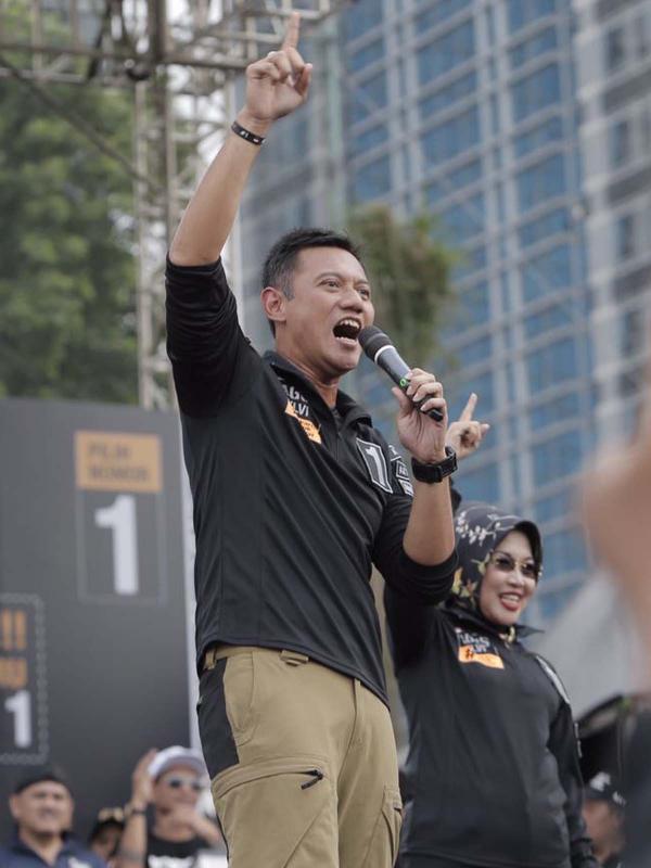 Agus Harimurti Yudhoyono (AHY) berorasi diharapan para relawan saat Apel Siaga Jaga Agus-Sylvi untuk Pilkada Jakarta 2017.