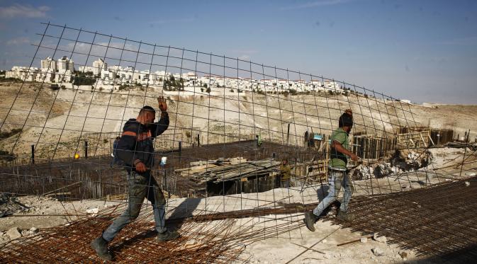 Pekerja membawa bahan bangunan ke wilayah pemukiman Maaleh Adumim di Tepi Barat pada Minggu 22 Januari 2017 (AP Photo/Mahmoud Illean)