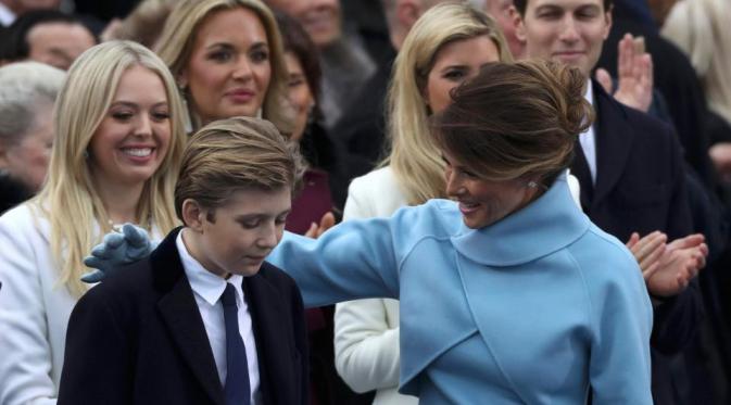 Barron Trump terlihat kurang antusias saat pelantikan sang ayah. (Foto: Thesun.com)