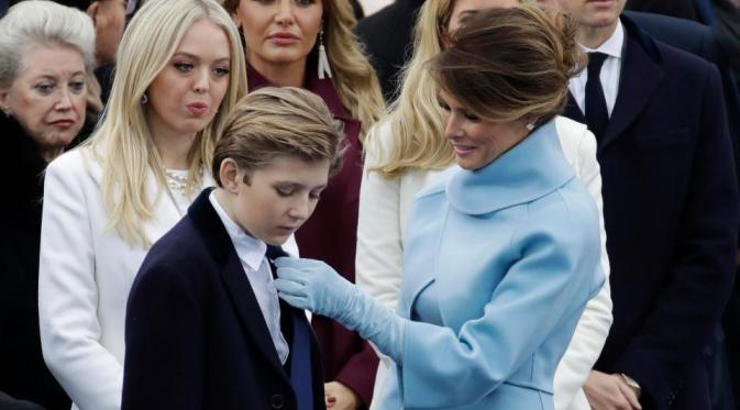 Barron Trump terlihat kurang antusias saat pelantikan sang ayah. (Foto: Thesun.com)