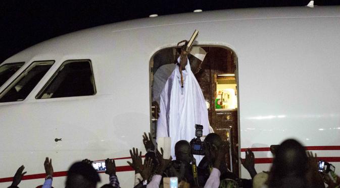 Yahya Jammeh saat berangkat dari Banjul menuju pengasingan (AP)