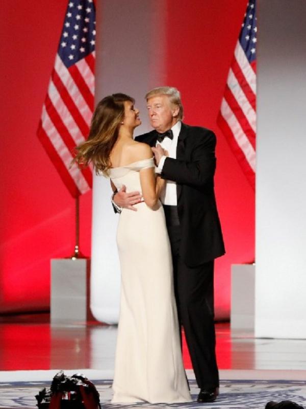 Donald dan Melania Trump menunjukkan kemesraannya kepada publik Amerika, namun mereka justru dinilai tak serasi. (AFP/Bintang.com)