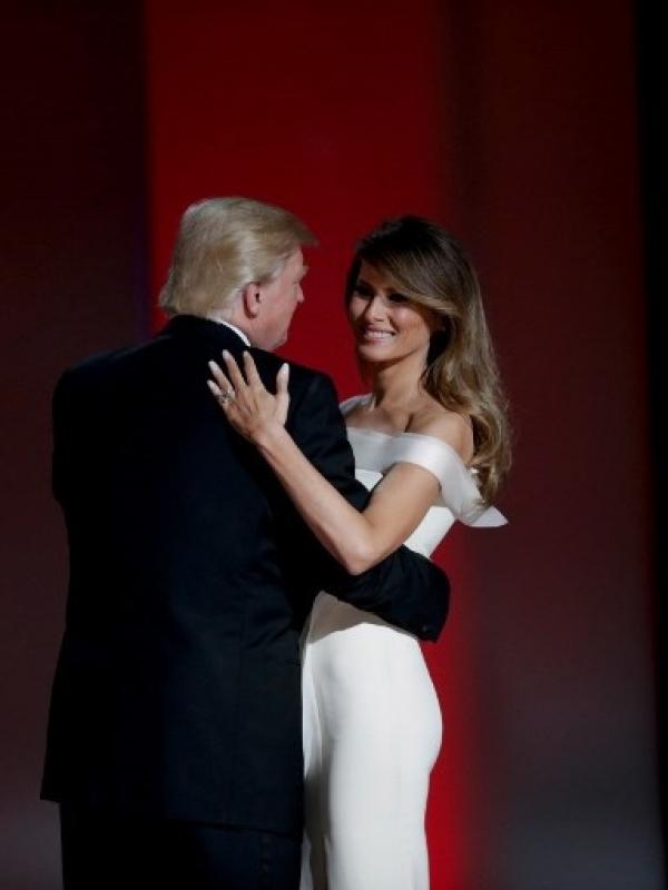 Donald dan Melania Trump menunjukkan kemesraannya kepada publik Amerika, namun mereka justru dinilai tak serasi. (AFP/Bintang.com)