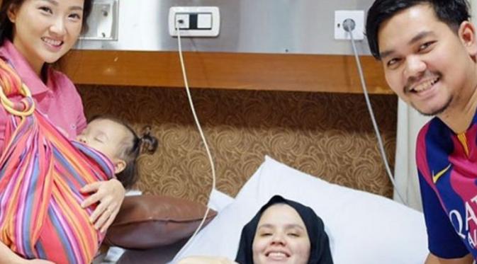 Sarwendah menjenguk istri Indra Bekti yang tengah dirawat di rumah sakit. (Instagram/bekti_dhila)