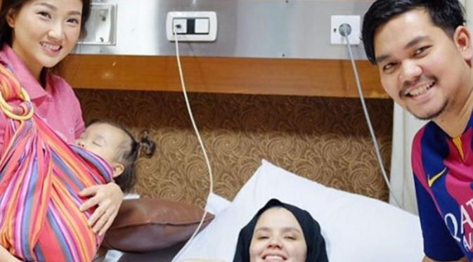Sarwendah menjenguk istri Indra Bekti yang tengah dirawat di rumah sakit. (Instagram/bekti_dhila)