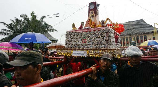 Dalam prosesi arak-arakan dipanggul gunungan yang melambangkan akulturasi kebudayaan Jawa dan Tionghoa. Foto: Fajar Abrori/ Liputan6.com.