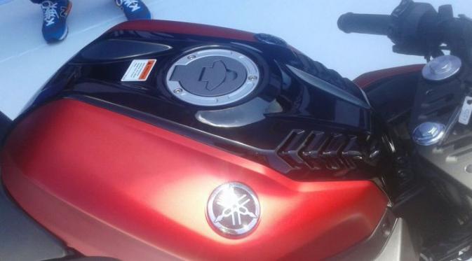 Tangki bensin pada motor sport full fairing 150 cc ini juga berubah. Mirip dengan tangki Yamaha YZF-R6 (Rio/Liputan6.com)