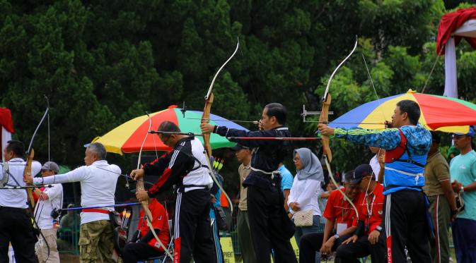 Presiden Jokowi saat tampil di Bogor Open Archery Championship 2017, Minggu (22/1/2017). (Liputan6.com/Achmad Sudarno)