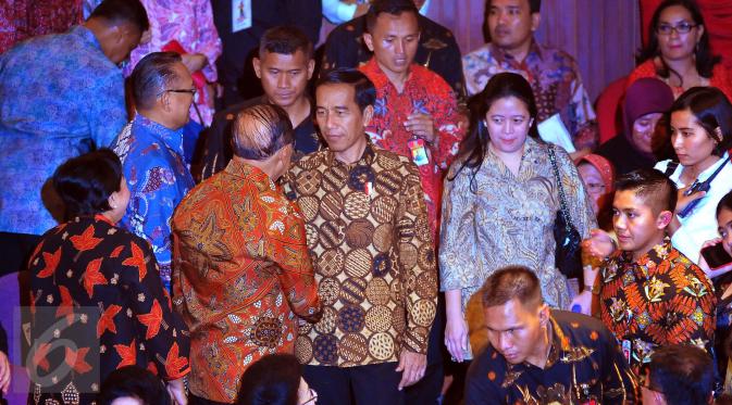 Presiden Joko Widodo (tengah) saat menghadiri Ulang Tahun Megawati Soekarno Putri di Taman Ismail Marzuki, Jakarta, Senin (23/1). HUT Megawati dirayakan dengan menonton pementasan teater. (Liputan6.com/Angga Yuniar)