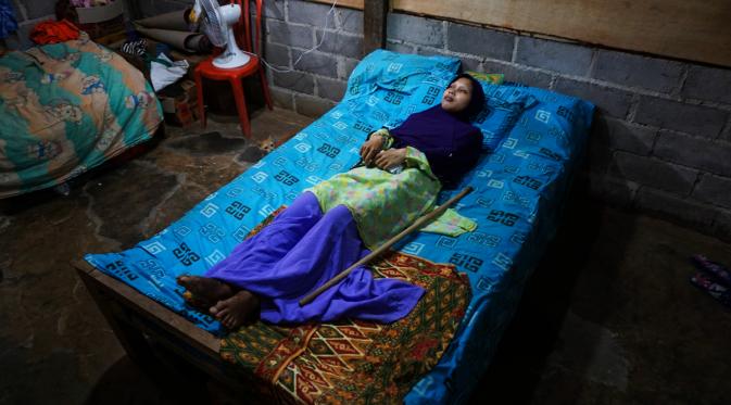 Sulami, gadis penderita kelumpuhan warga Dukuh Selorejo Wetan, Mojokerjo, Kedawung, Sragen, Jateng. (Liputan6.com/Fajar Abrori)‎
