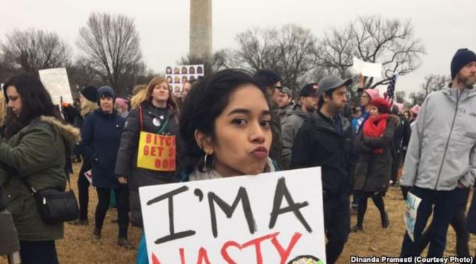 Dinda Pramesti, diaspora yang ikut dalam aksi Women's March setelah pelantikan Donald Trump. (VOA News)