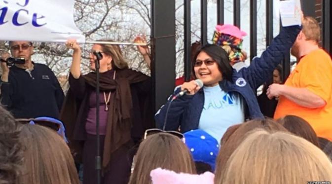 Niken Astari, diaspora yang menjadi pembicara dalam aksi Women's March setelah pelantikan Donald Trump. (VOA News)