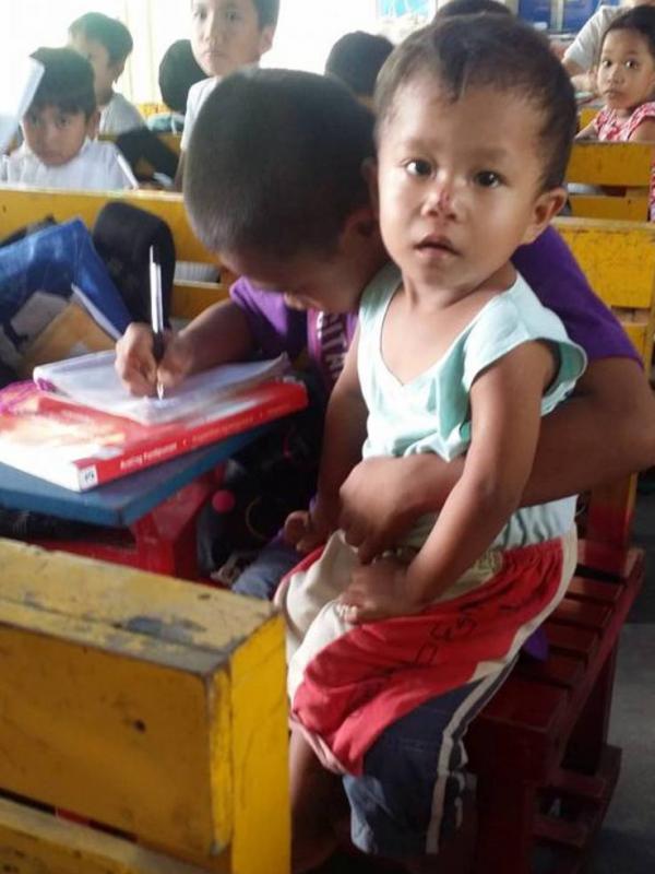 Mateo Bano mengasuh adik sambil bersekolah. (Shyla Mie Brillantes Blasico/Facebook)