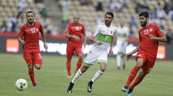 Andalan Aljazair Riyad Mahrez (tengah) kembali ke Leicester City setelah membawa negaranya melaju ke babak gugur Piala Afrika 2017. (AP/Sunday Alamba)