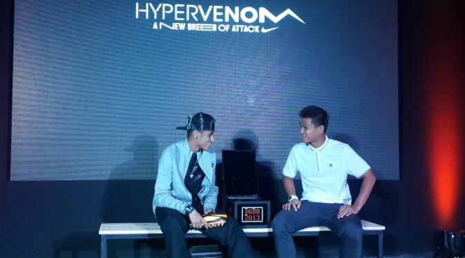 Bintang Barcelona, Neymar (kiri) bersama Footwear Product Line Manager Nike Global Football. Aik Leong LIM, pada acara launching Hypervenom I, di Bangkok, 2013. (Bola.com/Ary Wibowo).