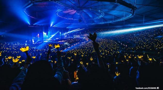 Penggemar Big Bang yang disebut VIP saat memadati konser idolanya dengan light stcik kebanggan yang disebut dengan yellow crown (BigBangUpdates)