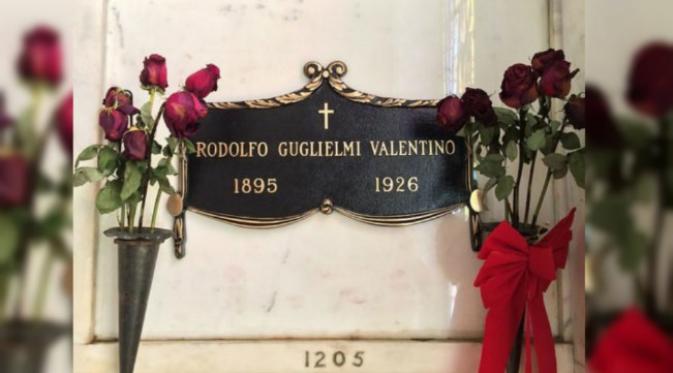 Makam Rudolf Valentino di Hollywood. (Sumber The Vintage News)