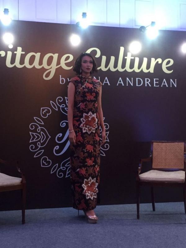 Batik modern bergaya etnik ini sebagai wujud nyata dalam melestarikan budaya Indonesia. (via: Ega Maharni)