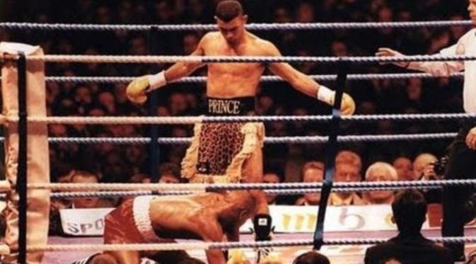 Naseem Hamed mengalahkan Said Lawal dengan KO dalam pertarungan pada 1996. (Youtube)