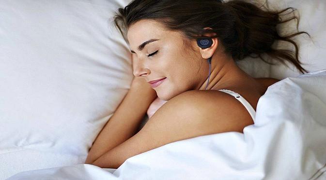 Dengarkan musik pakai earphone saat tidur picu kerusakan otak. (Ilustrasi: TrioBest)