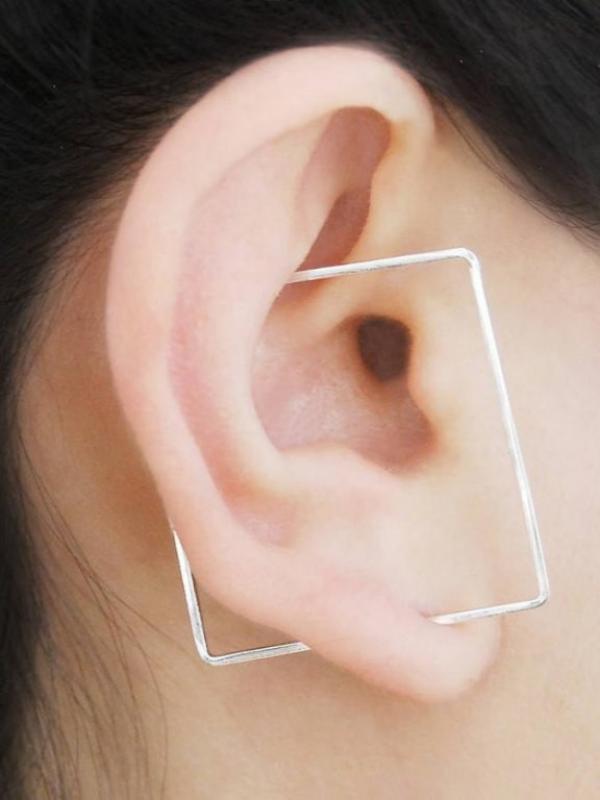 Selain menipu mata, anting geometris minimalis ini tampilkan ilusi menakjubkan. (via: Bored Panda)