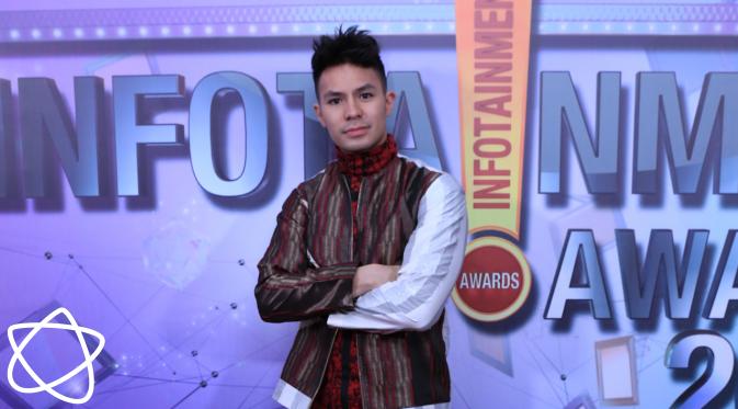 Fero Walandouw menggunakan hak pilihnya dalam Pilkada DKI 2017. (Adrian Putra/Bintang.com)