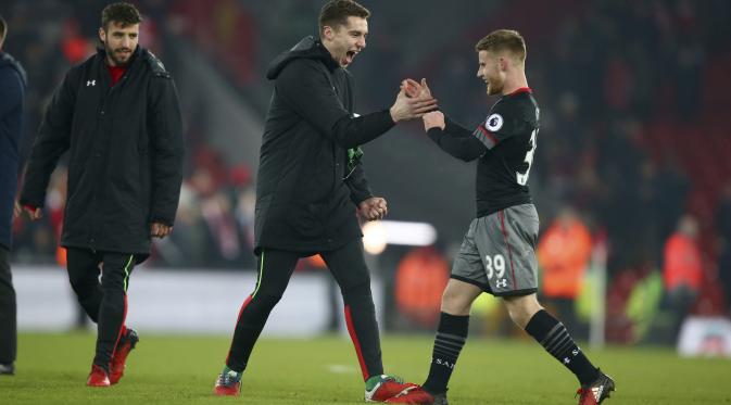 Pemain muda Southampton, Josh Sims (kanan) merayakan kemenangan bersama rekannya usai mengalahkan Liverpool , pada laga semifinal leg kedua Piala Liga Inggris di Anfield stadium, Liverpool (25/1/2017). Liverpool kalah 0-1. (AP/Dave Thompson).