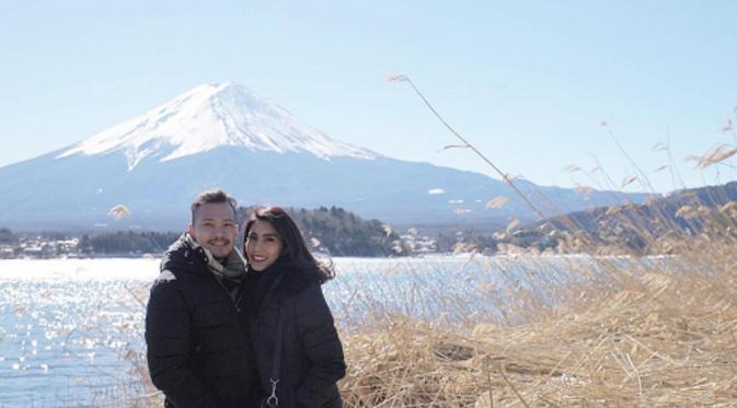 Tyas Mirasih dan kekasihnya berlibur di Jepang. (Instagram/tyasmirasih)
