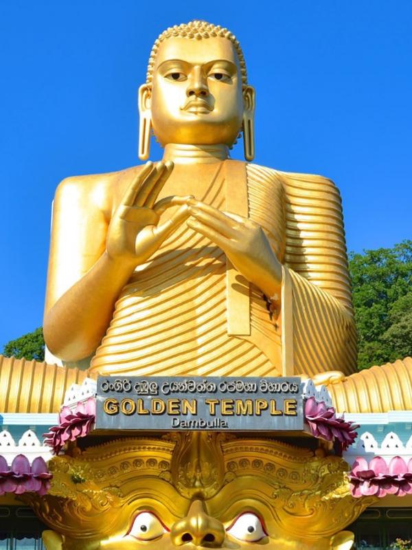 Golden Temple di Dambulla, Sri Lanka. (bittenbythetravelbug.com)