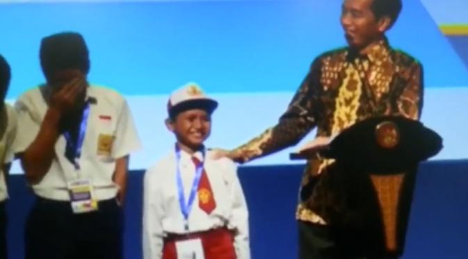 Bukannya menyebutkan ikan tongkol, anak ini malah sebut ikan kon... di depan Presiden Jokowi. (via: Bintang.com)
