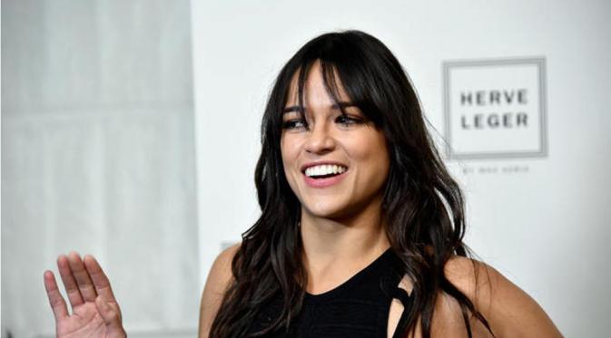 Michelle Rodriguez menjadi transgender di film The Assignment, ini trailernya! (Via: CBS News)