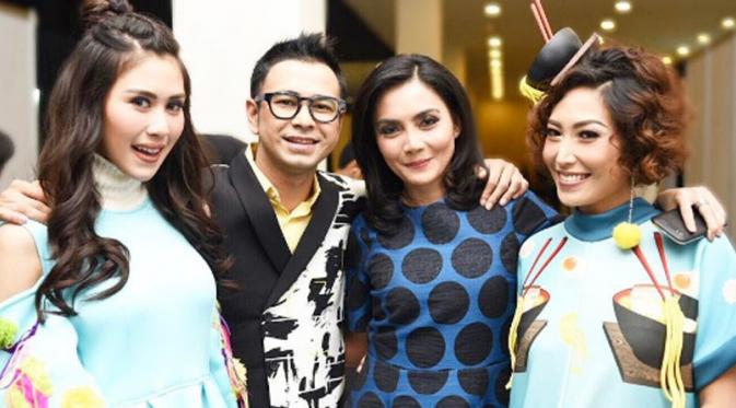 Ayu Dewi bersama sahabat-sahabatnya (Foto: Instagram)