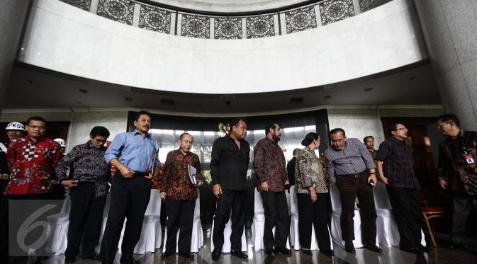 Ketua MK Arief Hidayat bersama hakim konstitusi kecuali Patrialis Akbar usai menggelar konferensi pers di Gedung MK, Jakarta, Kamis (26/1). MK menanggapi kabar penangkapan hakim konstitusi oleh KPK dalam operasi tangkap tangan (Liputan6.com/Faizal Fanani)