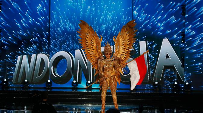 Puteri Indonesia 2016 Kezia Roslin Cikita Warouw atau lebih dikenal sebagai Kezia Warouw memakai kostum burung Garuda karya Dynand Fariz dalam ajang Miss Universe 2016  (AP Photo/Bullit Marquez)