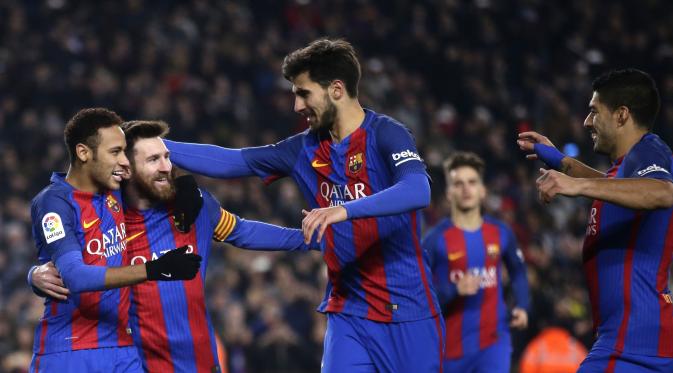 Pemain FC Barcelona, Lionel Messi (2kanan) merayakan gol ke gawang Real Sociedad bersama rekan-rekannya pada laga perempat final Copa del Rey di Camp Nou, Barcelona 926/1/2017). Barcelona menang 5-2. (AP/Manu Fernandez)